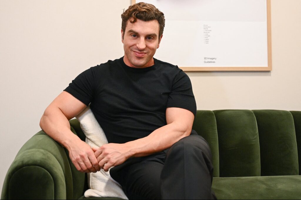 1747253544 Brian Chesky 2214370694